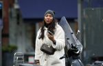 Amsterdam 14 december 2019
Joelle Gullit met een vriendin op de cornelis schuytstraat