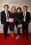 Amsterdam 16 december 2019
Premiere April may June in het deLamar theater met oa in de hoofdrollen Linda de Mol Elise Schaap en Tjitske Reidinga. Linda kwam met partner Jeroen Rietbergen en kinderen Noah Julian