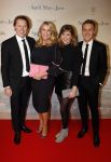 Amsterdam 16 december 2019
Premiere April may June in het deLamar theater met oa in de hoofdrollen Linda de Mol Elise Schaap en Tjitske Reidinga. Linda kwam met partner Jeroen Rietbergen en kinderen Noah Julian