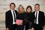 Amsterdam 16 december 2019
Premiere April may June in het deLamar theater met oa in de hoofdrollen Linda de Mol Elise Schaap en Tjitske Reidinga. Linda kwam met partner Jeroen Rietbergen en kinderen Noah Julian