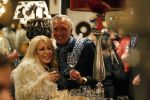 Noordwijk 13 decemnber 2019
Martien Meiland, moeder Erica, dochter Maxime, kleindochter Claire en dochter Montana tijdens de presentatie van de nieuwe wijncollectie van de familie Meiland. De bekende tv-familie brengt drie wijnen uit, onder de naam La Famille Meiland. Martien met Patricia Paay
