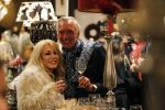 Noordwijk 13 decemnber 2019
Martien Meiland, moeder Erica, dochter Maxime, kleindochter Claire en dochter Montana tijdens de presentatie van de nieuwe wijncollectie van de familie Meiland. De bekende tv-familie brengt drie wijnen uit, onder de naam La Famille Meiland. Martien met Patricia Paay