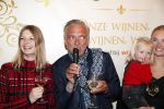 Noordwijk 13 decemnber 2019
Martien Meiland, moeder Erica, dochter Maxime, kleindochter Claire en dochter Montana tijdens de presentatie van de nieuwe wijncollectie van de familie Meiland. De bekende tv-familie brengt drie wijnen uit, onder de naam La Famille Meiland