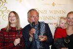 Noordwijk 13 decemnber 2019
Martien Meiland, moeder Erica, dochter Maxime, kleindochter Claire en dochter Montana tijdens de presentatie van de nieuwe wijncollectie van de familie Meiland. De bekende tv-familie brengt drie wijnen uit, onder de naam La Famille Meiland