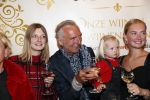 Noordwijk 13 decemnber 2019
Martien Meiland, moeder Erica, dochter Maxime, kleindochter Claire en dochter Montana tijdens de presentatie van de nieuwe wijncollectie van de familie Meiland. De bekende tv-familie brengt drie wijnen uit, onder de naam La Famille Meiland