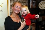 Noordwijk 13 decemnber 2019
Martien Meiland, moeder Erica, dochter Maxime, kleindochter Claire en dochter Montana tijdens de presentatie van de nieuwe wijncollectie van de familie Meiland. De bekende tv-familie brengt drie wijnen uit, onder de naam La Famille Meiland