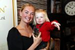 Noordwijk 13 decemnber 2019
Martien Meiland, moeder Erica, dochter Maxime, kleindochter Claire en dochter Montana tijdens de presentatie van de nieuwe wijncollectie van de familie Meiland. De bekende tv-familie brengt drie wijnen uit, onder de naam La Famille Meiland