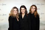 Amsterdam 16 december 2019
Premiere April may June in het deLamar theater met oa in de hoofdrollen Linda de Mol Elise Schaap en Tjitske Reidinga. Merel Westrik kwam met haar zus en een vriendin