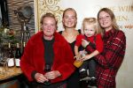 Noordwijk 13 decemnber 2019
Martien Meiland, moeder Erica, dochter Maxime, kleindochter Claire en dochter Montana tijdens de presentatie van de nieuwe wijncollectie van de familie Meiland. De bekende tv-familie brengt drie wijnen uit, onder de naam La Famille Meiland