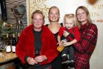 Noordwijk 13 decemnber 2019
Martien Meiland, moeder Erica, dochter Maxime, kleindochter Claire en dochter Montana tijdens de presentatie van de nieuwe wijncollectie van de familie Meiland. De bekende tv-familie brengt drie wijnen uit, onder de naam La Famille Meiland