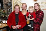 Noordwijk 13 decemnber 2019
Martien Meiland, moeder Erica, dochter Maxime, kleindochter Claire en dochter Montana tijdens de presentatie van de nieuwe wijncollectie van de familie Meiland. De bekende tv-familie brengt drie wijnen uit, onder de naam La Famille Meiland