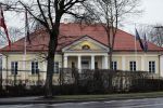 Vilnius 7 december 2019
Bonnie Horbach gaat met haar dochter tennissen. Bonnie is de Nederlandse ambassadeur in Vilnius in Litouwen . Je hebt daar de ambassade en Bonnie woont in een groot huis in het park van Vilnius.