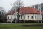 Vilnius 7 december 2019
Bonnie Horbach gaat met haar dochter tennissen. Bonnie is de Nederlandse ambassadeur in Vilnius in Litouwen . Je hebt daar de ambassade en Bonnie woont in een groot huis in het park van Vilnius.