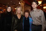 Amsterdam 19 december 2019
Premiere kerstcircus in Carre. Pernille la Lau met moeder en haar kinderen