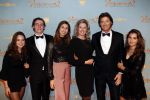 Amsterdam 9 december 2019
Premiere huisvrouwen bestaan niet deel II in tuschinski. Rick Engelkes met zijn vriendin Marie Claire Noorlander en hun kinderen