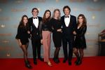 Amsterdam 9 december 2019
Premiere huisvrouwen bestaan niet deel II in tuschinski. Rick Engelkes met zijn vriendin Marie Claire Noorlander en hun kinderen