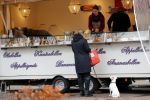 Amsterdam 14 december 2019
Saskia Noort aan het winkelen met haar hondje . Ze koopt oa oliebollen.