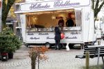 Amsterdam 14 december 2019
Saskia Noort aan het winkelen met haar hondje . Ze koopt oa oliebollen.