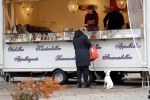 Amsterdam 14 december 2019
Saskia Noort aan het winkelen met haar hondje . Ze koopt oa oliebollen.