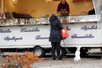 Amsterdam 14 december 2019
Saskia Noort aan het winkelen met haar hondje . Ze koopt oa oliebollen.