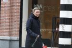 Amsterdam 14 december 2019
Saskia Noort aan het winkelen met haar hondje . Ze koopt oa oliebollen.