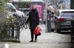 Amsterdam 14 december 2019
Saskia Noort aan het winkelen met haar hondje . Ze koopt oa oliebollen.