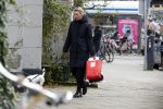 Amsterdam 14 december 2019
Saskia Noort aan het winkelen met haar hondje . Ze koopt oa oliebollen.