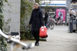Amsterdam 14 december 2019
Saskia Noort aan het winkelen met haar hondje . Ze koopt oa oliebollen.