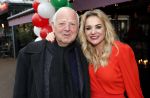 Bergen 13 december 2019
Sonja Bakker reikt haar eerste boek uit aan haar vader. De presentatie vond plaats bij Wonders . Ook partner Barry v Suijdam was aanwezig