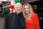 Bergen 13 december 2019
Sonja Bakker reikt haar eerste boek uit aan haar vader. De presentatie vond plaats bij Wonders . Ook partner Barry v Suijdam was aanwezig
