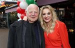 Bergen 13 december 2019
Sonja Bakker reikt haar eerste boek uit aan haar vader. De presentatie vond plaats bij Wonders . Ook partner Barry v Suijdam was aanwezig