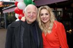 Bergen 13 december 2019
Sonja Bakker reikt haar eerste boek uit aan haar vader. De presentatie vond plaats bij Wonders . Ook partner Barry v Suijdam was aanwezig