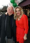 Bergen 13 december 2019
Sonja Bakker reikt haar eerste boek uit aan haar vader. De presentatie vond plaats bij Wonders . Ook partner Barry v Suijdam was aanwezig