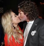 Bergen 13 december 2019
Sonja Bakker reikt haar eerste boek uit aan haar vader. De presentatie vond plaats bij Wonders . Sonja met partner Barry v Suijdam