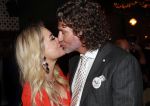 Bergen 13 december 2019
Sonja Bakker reikt haar eerste boek uit aan haar vader. De presentatie vond plaats bij Wonders . Sonja met partner Barry v Suijdam
