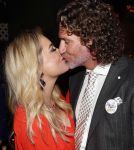 Bergen 13 december 2019
Sonja Bakker reikt haar eerste boek uit aan haar vader. De presentatie vond plaats bij Wonders . Sonja met partner Barry v Suijdam