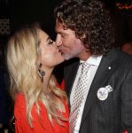 Bergen 13 december 2019
Sonja Bakker reikt haar eerste boek uit aan haar vader. De presentatie vond plaats bij Wonders . Sonja met partner Barry v Suijdam