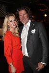 Bergen 13 december 2019
Sonja Bakker reikt haar eerste boek uit aan haar vader. De presentatie vond plaats bij Wonders . Sonja met partner Barry v Suijdam