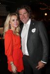Bergen 13 december 2019
Sonja Bakker reikt haar eerste boek uit aan haar vader. De presentatie vond plaats bij Wonders . Sonja met partner Barry v Suijdam