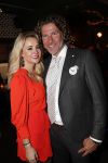 Bergen 13 december 2019
Sonja Bakker reikt haar eerste boek uit aan haar vader. De presentatie vond plaats bij Wonders . Sonja met partner Barry v Suijdam