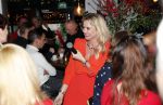 Bergen 13 december 2019
Sonja Bakker reikt haar eerste boek uit aan haar vader. De presentatie vond plaats bij Wonders