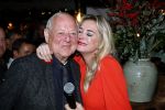 Bergen 13 december 2019
Sonja Bakker reikt haar eerste boek uit aan haar vader. De presentatie vond plaats bij Wonders . Ook partner Barry v Suijdam was aanwezig