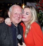 Bergen 13 december 2019
Sonja Bakker reikt haar eerste boek uit aan haar vader. De presentatie vond plaats bij Wonders . Ook partner Barry v Suijdam was aanwezig