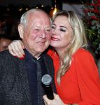 Bergen 13 december 2019
Sonja Bakker reikt haar eerste boek uit aan haar vader. De presentatie vond plaats bij Wonders . Ook partner Barry v Suijdam was aanwezig