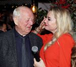 Bergen 13 december 2019
Sonja Bakker reikt haar eerste boek uit aan haar vader. De presentatie vond plaats bij Wonders . Ook partner Barry v Suijdam was aanwezig