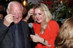 Bergen 13 december 2019
Sonja Bakker reikt haar eerste boek uit aan haar vader. De presentatie vond plaats bij Wonders . Ook partner Barry v Suijdam was aanwezig