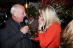Bergen 13 december 2019
Sonja Bakker reikt haar eerste boek uit aan haar vader. De presentatie vond plaats bij Wonders . Ook partner Barry v Suijdam was aanwezig