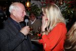 Bergen 13 december 2019
Sonja Bakker reikt haar eerste boek uit aan haar vader. De presentatie vond plaats bij Wonders . Ook partner Barry v Suijdam was aanwezig