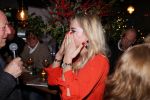 Bergen 13 december 2019
Sonja Bakker reikt haar eerste boek uit aan haar vader. De presentatie vond plaats bij Wonders . Ook partner Barry v Suijdam was aanwezig