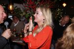 Bergen 13 december 2019
Sonja Bakker reikt haar eerste boek uit aan haar vader. De presentatie vond plaats bij Wonders . Ook partner Barry v Suijdam was aanwezig